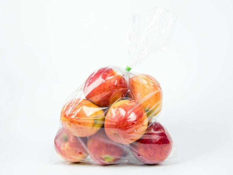 Packing and stacking apples