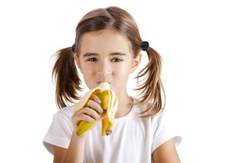 Een meisje met een banaan. Foto van IKO-studio/Shutterstock.com