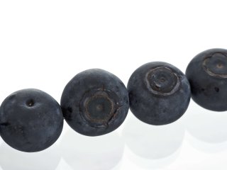 Blueberries are attractive fruits for consumers. Photo by hiphoto/Shutterstock.com