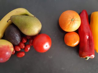 Voorbeelden van links climacterische vruchten die pieken in hun ethyleenproductie en rechts niet climacterishe vruchten die weinig ethyleen produceren. Foto door WUR.