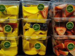 Fruit dat gepresenteerd wordt als biologisch door middel van het label op de verpakking. Foto van Ana Iacob Photography/Shutterstock.com