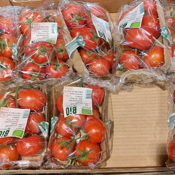 Lege plekken in een doos met verpakte tomaten kan leiden tot verschuivingen en beschadigingen. Foto door WUR.