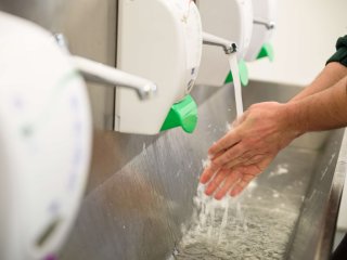 Handen wassen. Foto van steved_np3/Shutterstock.com