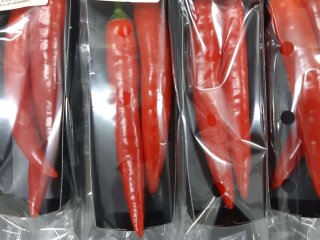 These chili peppers are well packed in small units of cardboard package and flow-pack with macro-perforations. Photo by WUR