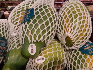 Papajas in de winkel beschermd met schuimnetten. Foto door WUR