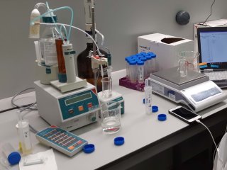 Setup to measure titratable acidity. Photo by WUR