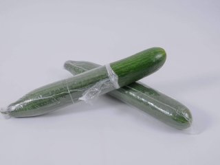 Gedeeltelijk verpakte komkommers. Foto van Michael Ebardt/Shutterstock.com