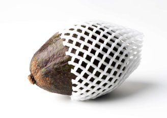 Avocado met extra bescherming tegen beurse plekken door toepassing van een schuimgaas. Foto van Photour.1904/Shutterstock.com