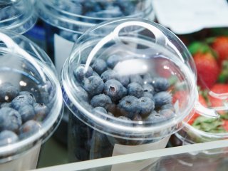 Blauwe bessen in een consumentenverpakking in de winkel. Foto van hurricanehank/Shutterstock.com