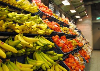 Bananas on the shelf in a supermarket. Photo by WUR.