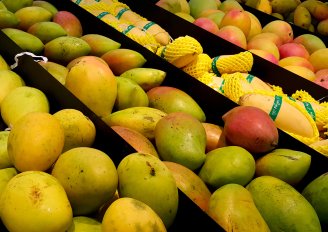 Different mango varieties on the shelf. Photo by Aravind Sivaraj/Shutterstock.com