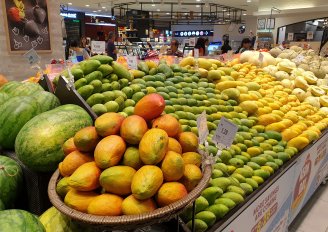 Verschillende soorten mango's op een markt in Maleisië. Sommige mango's zijn duidelijk te lang uitgestald en verliezen al kwaliteit. Foto van TY Lim/Shutterstock.com