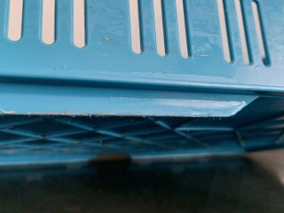 Example of the bottom of a plastic tray with edges that can damage the product if used incorrectly. Photo by WUR.