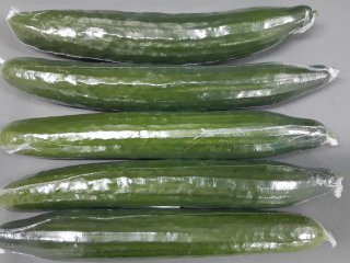Komkommers in krimpfolie verpakt tegen uitdroging. Foto door WUR.