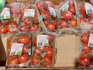 Empty space in a box with packed tomatoes can lead to shifts and damage. Photo by WUR.