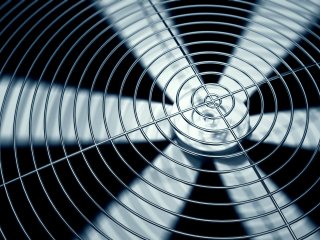 Close up van een ventilator gebruikt voor geforceerde koeling. Foto van Dabarti CGI/Shutterstock.com