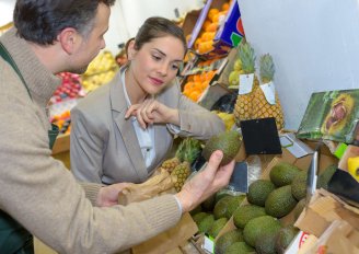 Kwaliteitscontrole in de supermarkt. Foto van ALPA PROD/Shutterstock.com