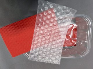 Example of a pad for absorbing shocks (bubble wrap) and for absorbing excess moisture (in this case a red colored pad). Photo by WUR