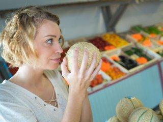 Ruiken aan een meloen  als consument is een goede manier om een beeld te krijgen van de rijpheid. Foto van ALPA PROD/Shutterstock.com